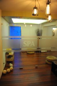 una habitación con una mampara de cristal con un cartel de spa en la pared en Long View Hammam & Spa, en Porto Heli