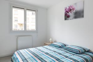 Un pat sau paturi într-o cameră la Brassens by Cocoonr