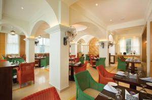 En restaurang eller annat matställe på Fragrant Nature Munnar - A Five Star Classified Hotel