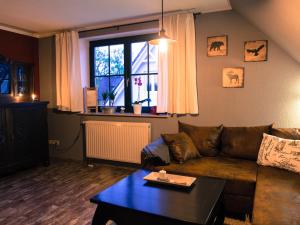 博恩Borner Schlafwandler的客厅里有一张沙发和一张桌子。