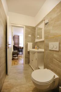 Koupelna v ubytování La-La Rooms