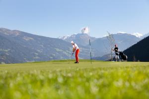 Golf facilities at az apartmanhoteleket or nearby