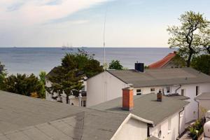 una vista aerea sui tetti delle case e sull'oceano di Haus Buchenhof a Heringsdorf