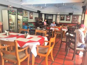 un restaurante con gente sentada en las mesas de un restaurante en Orchid Inn en Ángeles