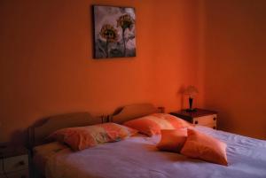 ein Schlafzimmer mit einem Bett mit zwei Kissen darauf in der Unterkunft Gostilna Metka in Črni Vrh