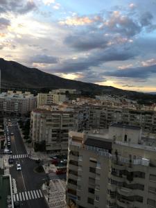 widok miasta z lotu ptaka z budynkami w obiekcie Estudio Hoyo w mieście Torremolinos