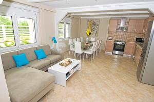 A kitchen or kitchenette at Villa Fantasia- Less than 5-Min Walk to Kalivaki Beach