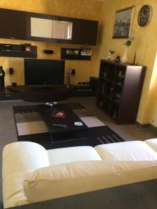 Televízia a/alebo spoločenská miestnosť v ubytovaní Sicily Center rooms -Calascibetta,Enna-