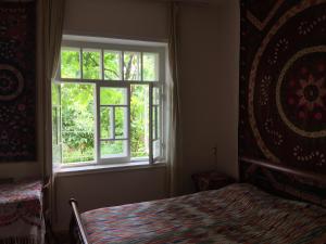 サマルカンドにあるANTICA Family Guest Houseのベッドルーム(ベッド1台、窓付)