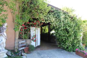 ピエガーロにあるda elioの白い扉付きの花園への入口