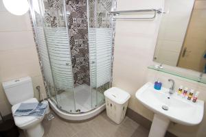 A bathroom at Villa Fantasia- Less than 5-Min Walk to Kalivaki Beach