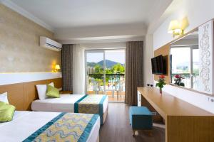 Postel nebo postele na pokoji v ubytování Kemer Dream Hotel