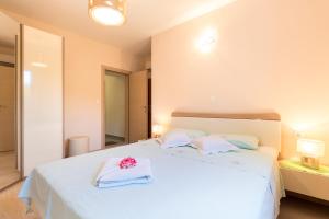Posteľ alebo postele v izbe v ubytovaní Apartments Pina