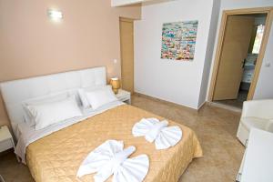 A bed or beds in a room at Villa Fantasia- Less than 5-Min Walk to Kalivaki Beach
