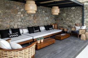 Uma área de estar em My Mykonos Hotel