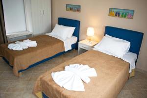 A bed or beds in a room at Villa Fantasia- Less than 5-Min Walk to Kalivaki Beach
