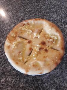 uma pizza sentada em cima de uma mesa em Apartmani Nikolina Seaview em Sibenik