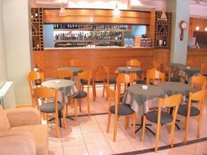 Lounge o bar area sa Alcor Hotel