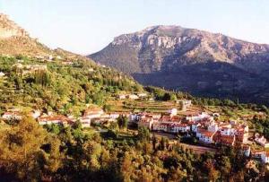 a small town on a hill with a mountain at Casa Tere in Miller