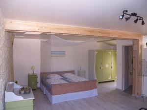 Ein Bett oder Betten in einem Zimmer der Unterkunft A Labourdette