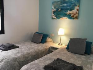 Un pat sau paturi într-o cameră la El Salon, Nerja BLUEWATER VILLAS