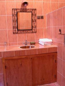 a bathroom with a sink and a mirror at Gite Elkhorbat in Tinejdad