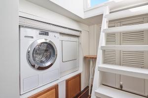 lavadora y secadora en una lavandería blanca en Luxurious 110m² 3br Houseboat in Amsterdam Centre!, en Ámsterdam