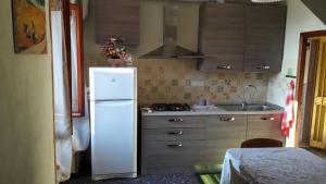 una cucina con frigorifero bianco e lavandino di Casa "Big Mary" cinque terre a Biassa