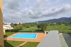 uma piscina no telhado de uma casa em RNET - Stella Maris em Roses