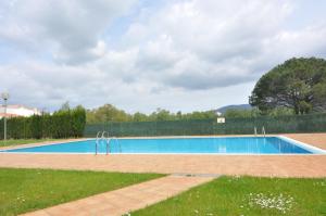 uma piscina no quintal de uma casa em RNET - Stella Maris em Roses