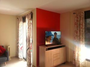 En tv och/eller ett underhållningssystem på Apartment Jilguero Sunny