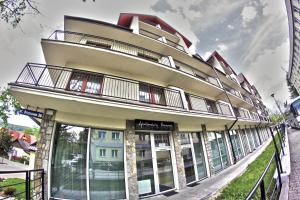 un edificio con balcones en un lateral en ZAKOcentrum, en Zakopane