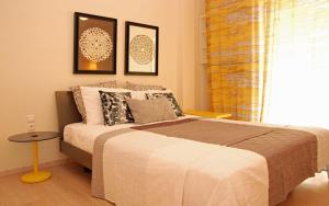 Schlafzimmer mit einem Bett, einem Tisch und einem Fenster in der Unterkunft Acropolis View Luxury Suite in Athen