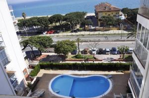 een uitzicht over een zwembad in een gebouw bij Apartamento Felicidad in Malgrat de Mar