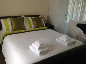 - une chambre avec un lit et des serviettes dans l'établissement The Hideaway, à Hockering