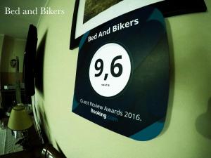 Certifikát, hodnocení, plakát nebo jiný dokument vystavený v ubytování Bed And Bikers