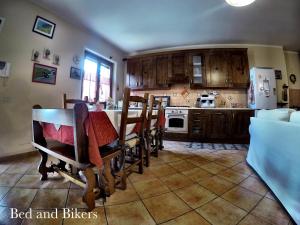 Kuchyň nebo kuchyňský kout v ubytování Bed And Bikers