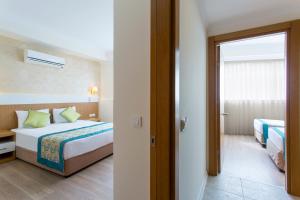Postel nebo postele na pokoji v ubytování Kemer Dream Hotel