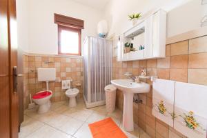 マリーナ・ディ・マンカヴェルサにあるCasa Vacanze Mariaのバスルーム(トイレ、洗面台、シャワー付)