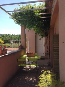 patio con mesa y sillas en el balcón en Maison Gauthier, en Saint-Désirat