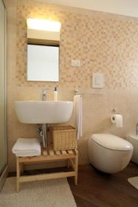 łazienka z umywalką i toaletą w obiekcie Grotta Cilicia B&B w mieście Noci +37 zdjęć