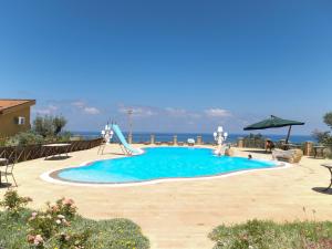 拉斯卡里的住宿－Terrazze sul Tirreno，一个带滑梯的游泳池和一个游乐场