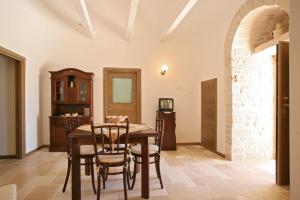 jadalnia ze stołem i krzesłami w obiekcie Grotta Cilicia B&B w mieście Noci