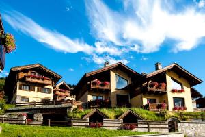 una casa con cajas de flores a un lado. en Chalet Garden, en Livigno