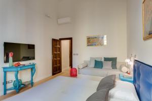 A television and/or entertainment centre at Residenza D'Epoca Historia Luxury Boutique