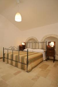 sypialnia z łóżkiem, stołem i lampą w obiekcie Grotta Cilicia B&B w mieście Noci