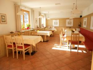 Reštaurácia alebo iné gastronomické zariadenie v ubytovaní Pension Wanderruh