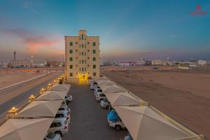 a row of cars parked in front of a building at فندق شروره بلازا الفندقية in Sharurah