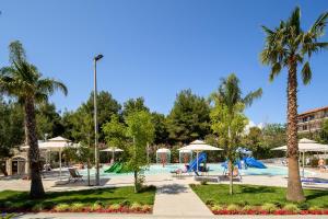 Bazén v ubytování Portes Beach Hotel nebo v jeho okolí