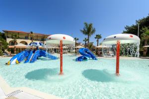 Bazén v ubytování Portes Beach Hotel nebo v jeho okolí